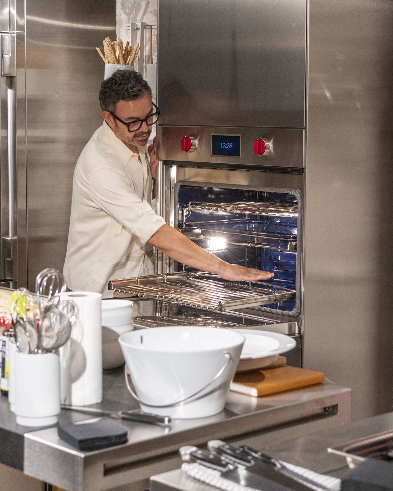 Diego Ferrer preparando el horno Sub-Zero & Wolf